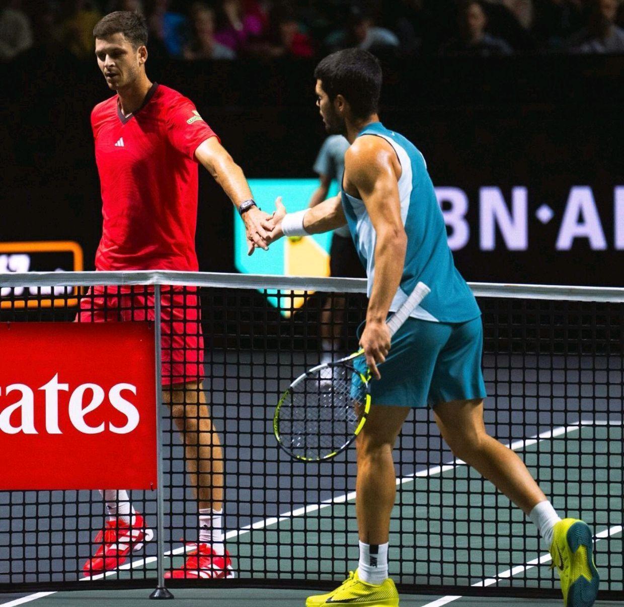 西亚卡姆与30激战巴塞罗那分钟，反败为胜胜负难料！，阿扎伦卡焦点对战上演精彩一战的简单介绍-爱游戏中国